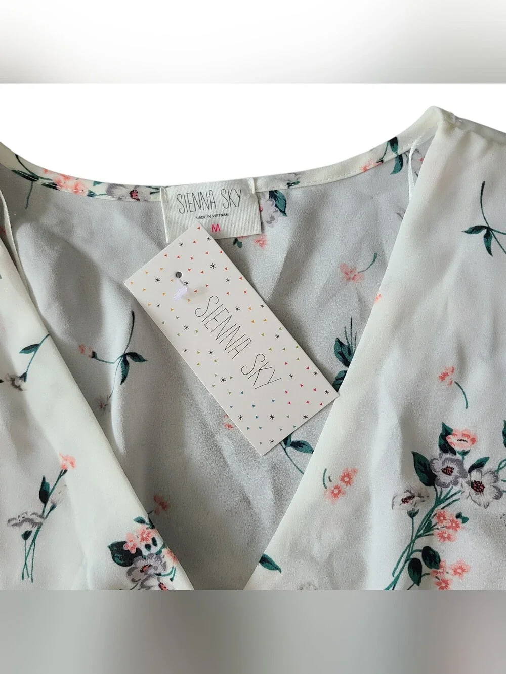 NWT | SIENNA SKY | FLORAL V-NECK PEPLUM BLOUSE | SIZE MEDIUM - Picture 5 of 13